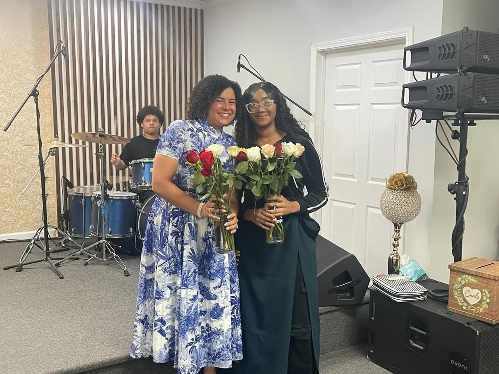 Hermanas honradas en el servicio