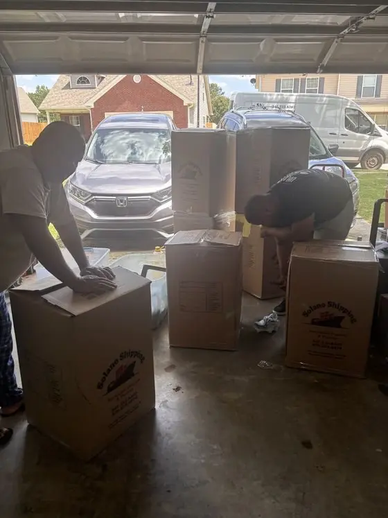Empacando alimentos y donaciones